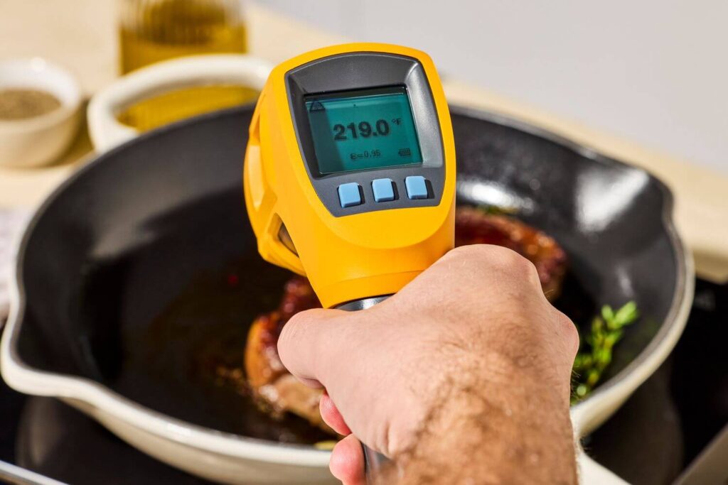 เหมาะสำหรับการวัดอุณหภูมิผิวหน้าอาหารแบบไม่สัมผัส เช่น Fluke FoodPro ที่ให้ผลลัพธ์ทันทีภายใน 1-2 วินาที ข้อดีคือสะดวกรวดเร็วและลดความเสี่ยงในการปนเปื้อน แต่ไม่สามารถวัดอุณหภูมิภายในอาหารได้อย่างแม่นยำ